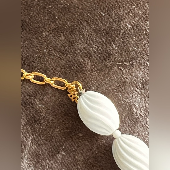 TRIFARI VINTAGE WHITE milk glass GOLD SET NECKLACE + earrings set - Picture 4 of 7